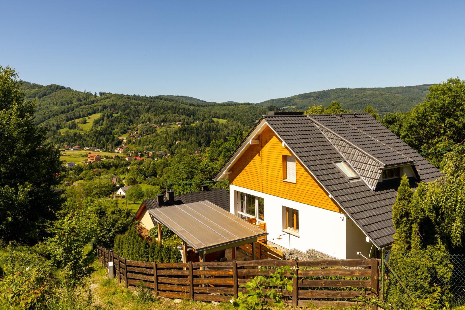 Dom z 5 sypialniami (maksymalnie 10 osób dorosłych) + jacuzzi oraz sauna bez limitu