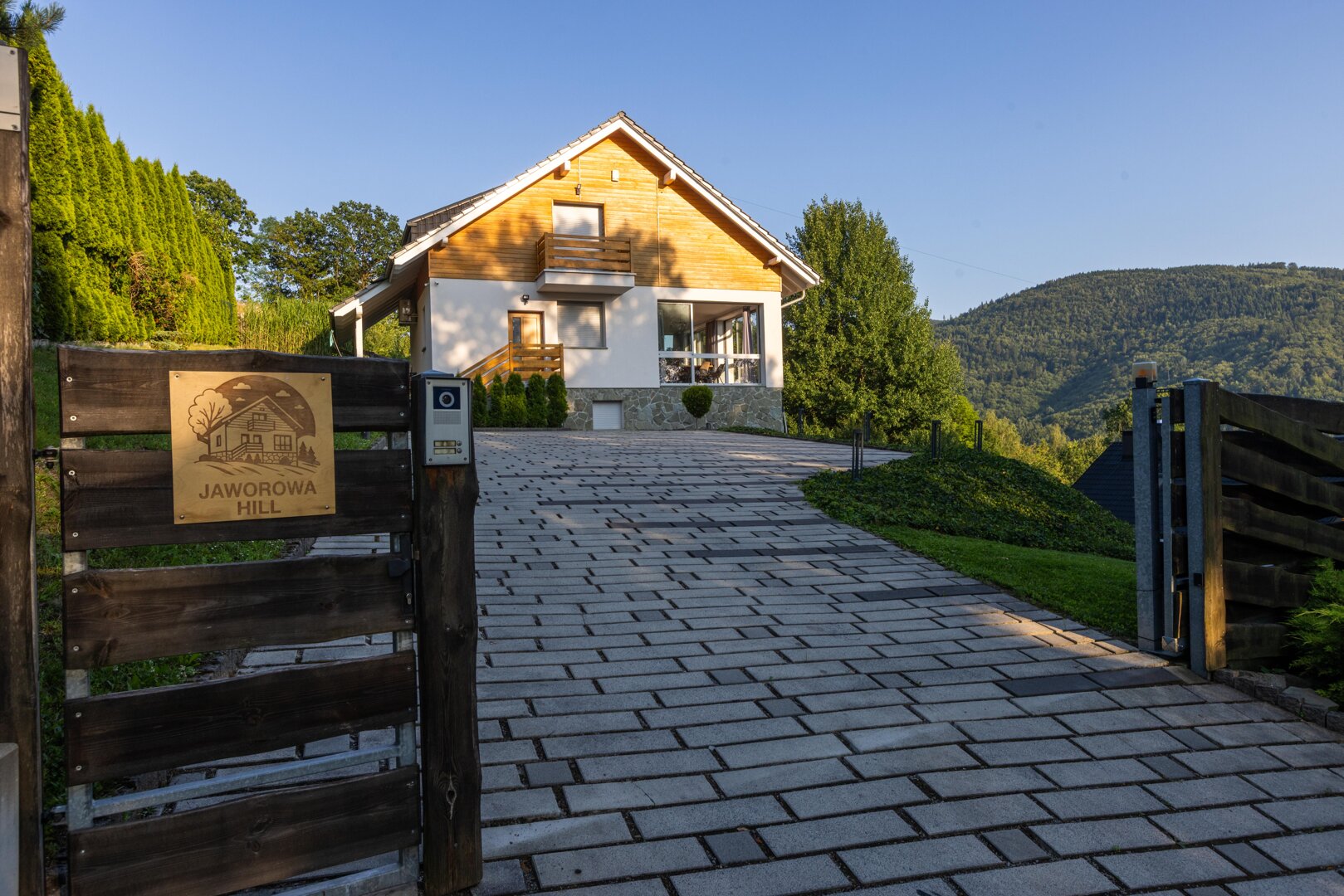 Dom z 6 sypialniami (maksymalnie 12 osób dorosłych) + jacuzzi oraz sauna bez limitu